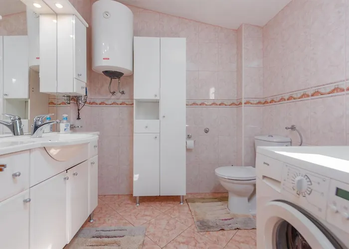 2 Bedroom Cozy In Апартаменты Вир