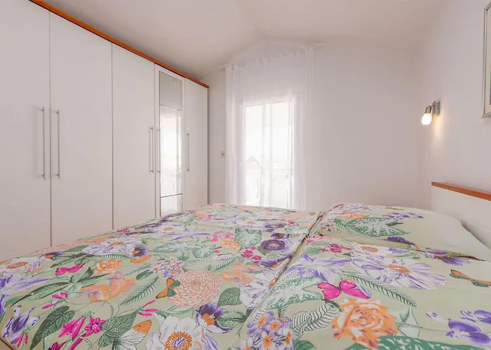2 Bedroom Cozy In Апартаменты Вир