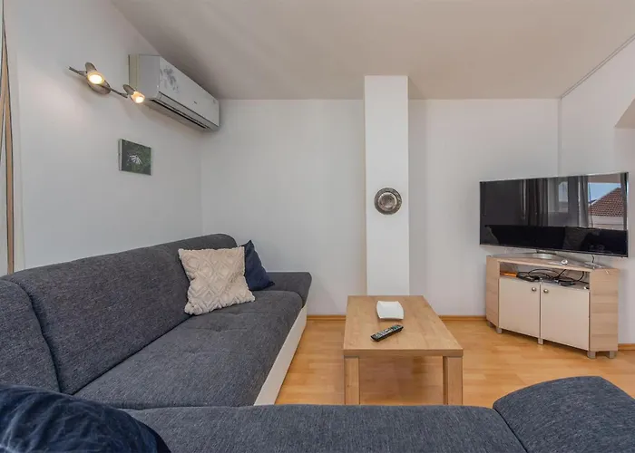 Апартаменты 2 Bedroom Cozy In