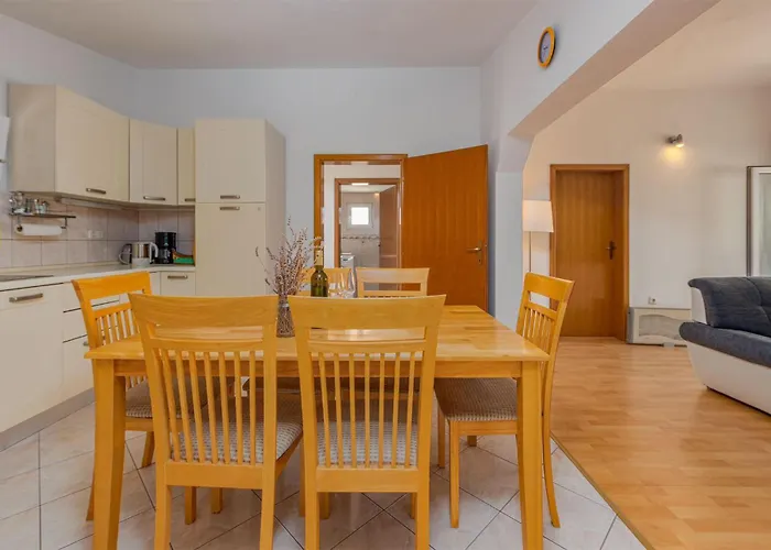 Апартаменты 2 Bedroom Cozy In Вир