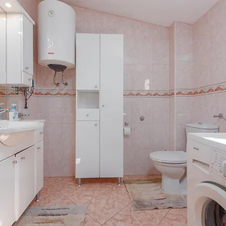 2 Bedroom Cozy In Apartment Vir
