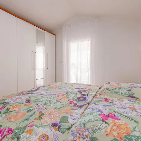 2 Bedroom Cozy In Apartment Vir