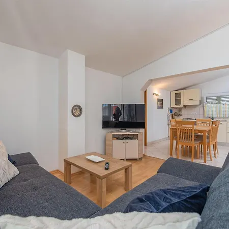 2 Bedroom Cozy In