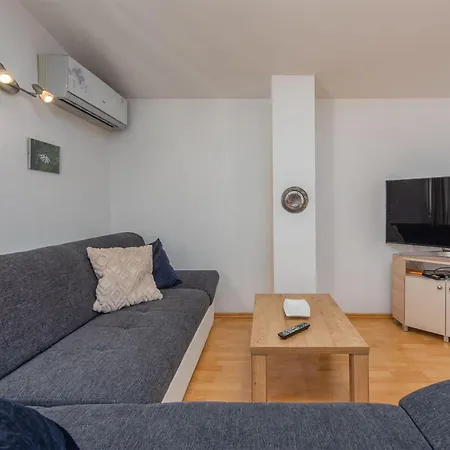 Apartment 2 Bedroom Cozy In