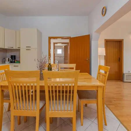 Apartment 2 Bedroom Cozy In Vir